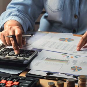 مفهوم المحاسبة. سيدة أعمال تعمل باستخدام الآلة الحاسبة